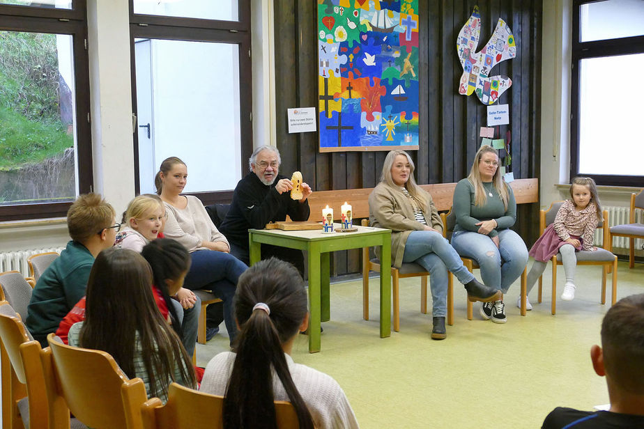Symbolische Mantelteilung mit den Kommunionkindern